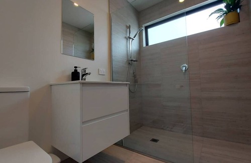 Saint Kilda House | Sleek Suite by the Sand (2-bedroom)