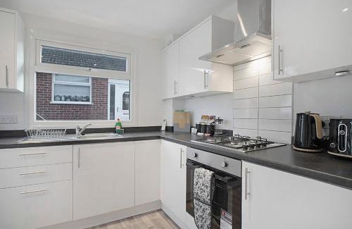 Middlesbrough Apartment | Sleek & Tranquil Corner on Durham Road, Sleeps 4