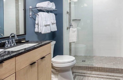 Old Town Chinatown Hotel | Sleek Waterfront District Hotel in the heart of Downtown