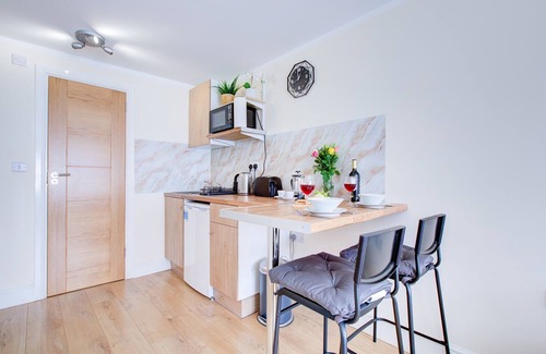 Ponders End Apartment | Sleep-2 Studio-Free Parking, Pet-Tottenham Stadium