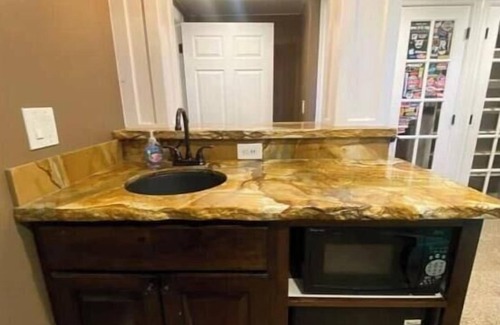 Kanab House | sleep 25+/Family Reunion/3homes+yard+gym+sauna+walk to: hiking/restaurants/shops