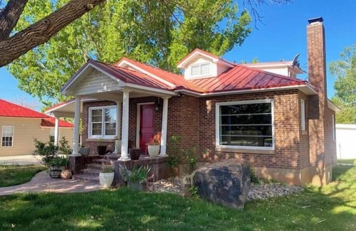 Kanab House | sleep 25+/Family Reunion/3homes+yard+gym+sauna+walk to: hiking/restaurants/shops
