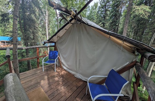 Fairbanks Cabin | Sleep in the trees! A treehouse escape just 5 minutes from airport and downtown!