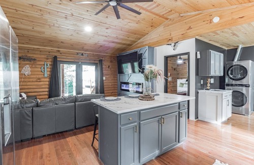 White Oak Cabin | Sleep Over Log Cabin, Swim Spa on 7 Acres