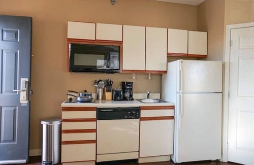 Downtown Wichita Apartment | Sleepover: Earthy 1BD/1BA + Gym - Downtown Wichitan