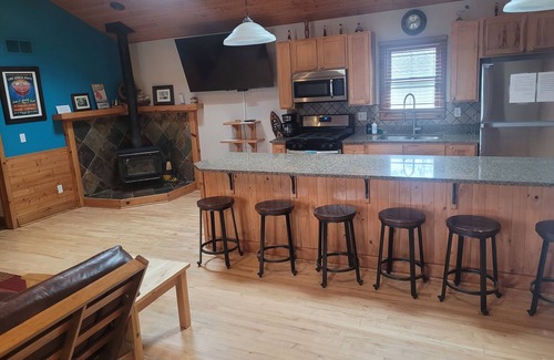Delavan Lake House | Sleeps 10, Cabin in Delavan Lake. Pets Welcome. 3 BRM. Family orientated setting