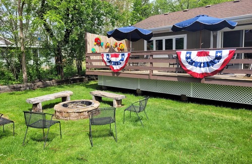 Delavan Lake House | Sleeps 10, Cabin in Delavan Lake. Pets Welcome. 3 BRM. Family orientated setting