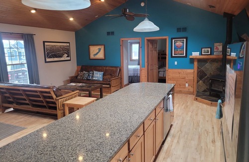 Delavan Lake House | Sleeps 10, Cabin in Delavan Lake. Pets Welcome. 3 BRM. Family orientated setting