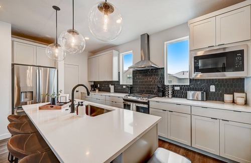 Mountain Green House | Sleeps 10, fast wi-fi, near Snowbasin - Beautiful, spacious, and charming!