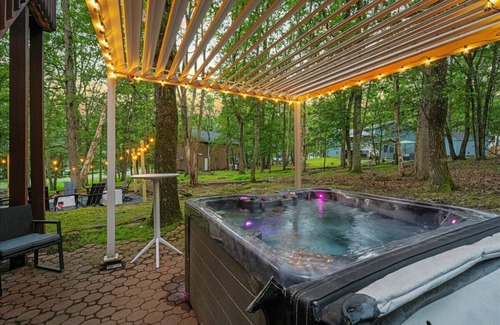 East Stroudsburg House | Sleeps 10 Hot Tub Paddle Boards Arcade Games