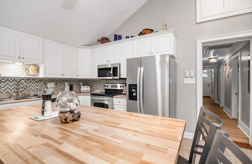 Pawleys Island House | Sleeps 10 peaceful bungalow in Pawleys Island just minutes from the BEACH!