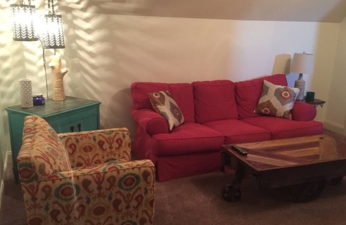 Oxford House | Sleeps 10, professionally decorated, 5 minutes from The Grove!