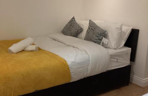 River House | Sleeps 11 -Pets Ok - Private Garden - Free Parking