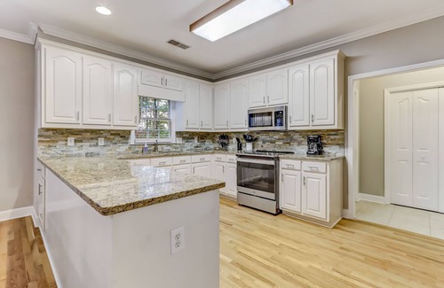 Suwanee House | *Sleeps 11* Spacious Suwanee house with home gym
