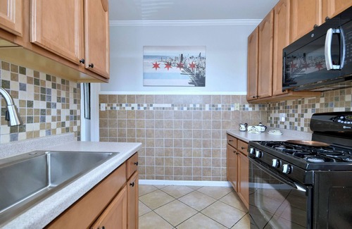 Oak Park House | Sleeps 12 Comfortably with 8 Bedrooms, 3 Full Bathrooms, 2 Kitchens and Parking