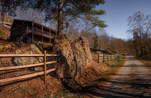 Lynx Cabin | Sleeps 12| Private Bathroom | Stunning Views