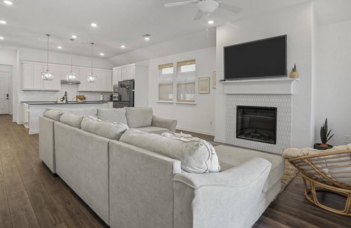 Haslet House | Sleeps 12-Private Yard-Charcoal Grill-Dog Friendly