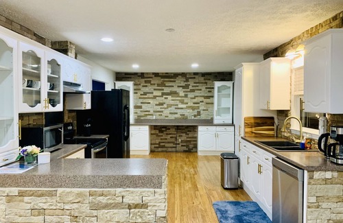 Buford House | ☀️SLEEPS 12🏠 WITH PRIVATE INGROUND SWIMMING POOL/POOL TABLE/AMENITIES