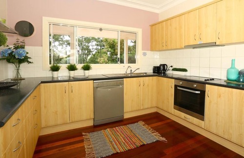 Eagle Heights House | Sleeps 14 & has 4 bathrooms, pool table, pizza oven, spa pool, wood heater