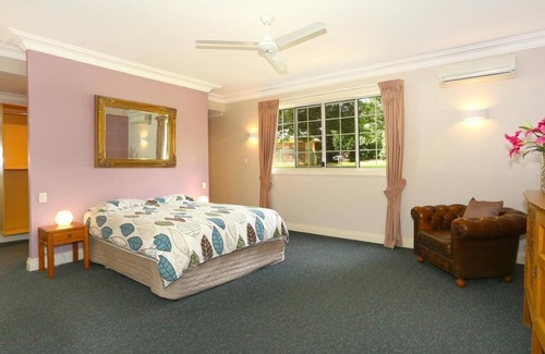 Eagle Heights House | Sleeps 14 & has 4 bathrooms, pool table, pizza oven, spa pool, wood heater