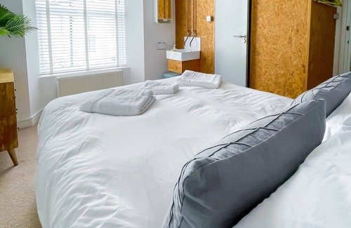 Newquay House | Sleeps 16 with style and space- and a hot tub!