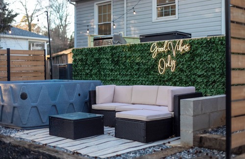 High Point House | Sleeps 17;2 mins from HPU; Hot Tub; Great for FurnitureMarket