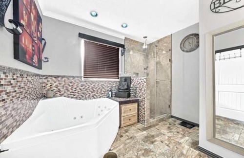 Humble House | Sleeps 18+.10 mins from IAH. Big Pool Events & Parties Allowed