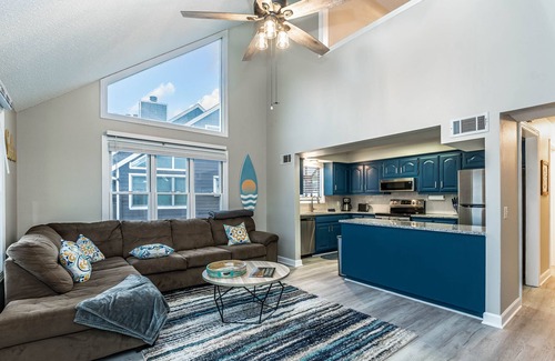 Holiday Island Condo | Sleeps 19 & location can’t be beat! Walk to water & marina.Summer booking fast!