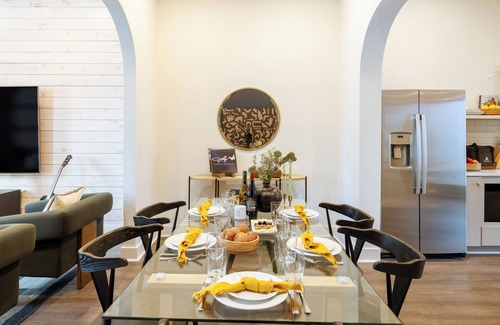 Historic Edgefield House | Sleeps 190 | Entire Hotel Near DT | The Outrider