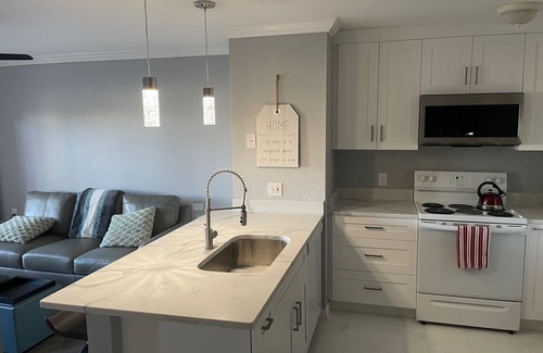 Central Sarasota Condo | Sleeps 2. Mins to Downtown, Beaches & Airport/Ground Floor Unit