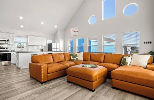 Crystal Beach House | Sleeps 20, 4 King BR, Beach Access, Luxury Spa, Decks, Pets, Games Galore