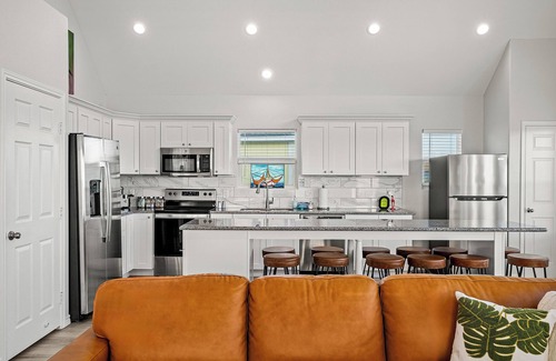 Crystal Beach House | Sleeps 20, 4 King BR, Beach Access, Luxury Spa, Decks, Pets, Games Galore