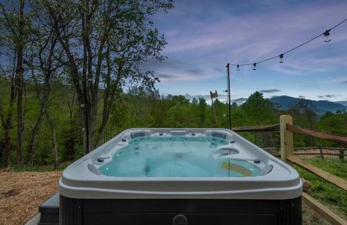 Fairview House | Sleeps 20 Hot Tub Outdoor Theater Putt Putt Games