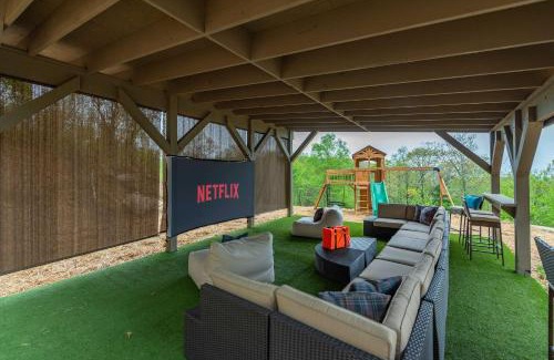Fairview House | Sleeps 20 Hot Tub Outdoor Theater Putt Putt Games
