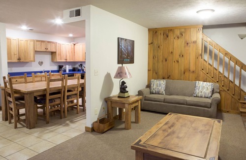 Summerlee House | Sleeps 22. Affordable Cabin 30+ minutes to New River Gorge Rafting & Climbing