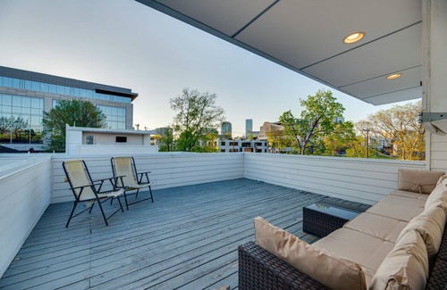Edgehill House | SLEEPS 24!; SIDE BY SIDE UNITS; HOTTUB; DOWNTOWN!