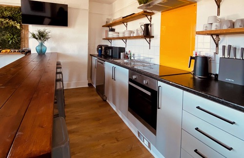 Brighton City Centre Apartment | Sleeps 27 - fantastic apartments above a fun Brighton Pub! Stag & Hen Friendly!