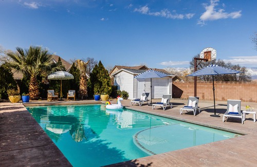 Hurricane House | Sleeps 30- Heated Private Pool, 20 Miles from Zion National Park