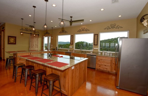 Utopia House | Sleeps 33, Private pool & putting green,10 min from Garner State Park, Frio Riv.