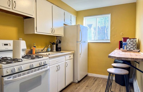Mount Oliver Apartment | Sleeps 4! 1 Bedroom, 3 Beds w/Parking + WIFI