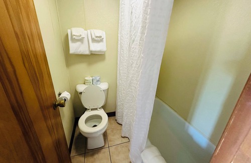 Sandusky Hotel | Sleeps 4! 2Queen Room near Cedar Point!