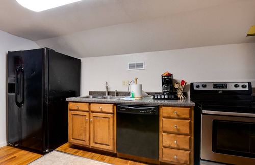 Knoxville Apartment | Sleeps 4 - Ask about 6-Month+ Discounts