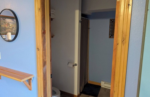 Knight Cabin | Sleeps 4- Charming Room with AC and WiFi in welcoming Hurley on Island Lake