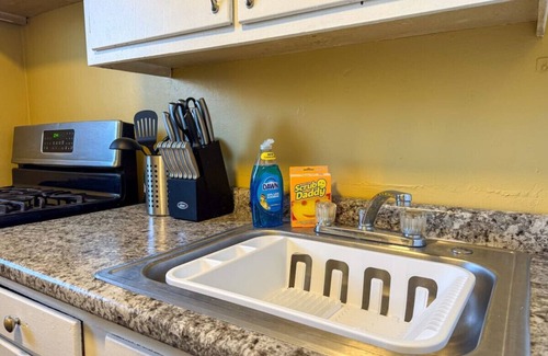 Mount Oliver Apartment | Sleeps 4! Cozy 1 Bedroom w/Comfy Queen Mattress