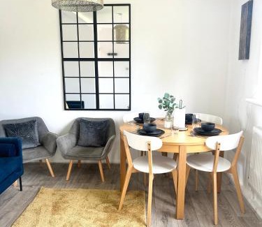 Peterborough Apartment | Sleeps 5, tranquil retreat near Peterborough town