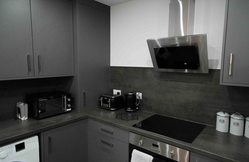Peterborough Apartment | Sleeps 5 - Woodston Flat - Secure Parking