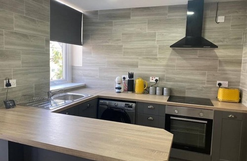 Cathays Condo | Sleeps 6 Lovely Apartment Near City Centre