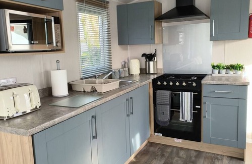 Porthcawl House | Sleeps 6, Onsite Parking