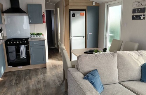 Porthcawl House | Sleeps 6, Onsite Parking