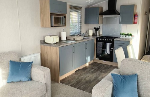 Porthcawl House | Sleeps 6, Onsite Parking